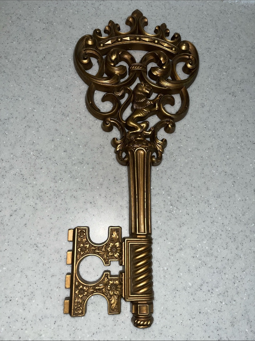 Syroco Skeleton Key Hollywood Regency Crown Top Lion Crest 17.5” Wall Hanging